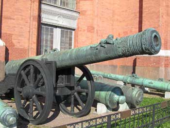 40-фунтовая бронзовая пищаль «Лев», вес ствола 5634 кг, калибр 183 мм, отлита в 1590 г, мастер Андрей Чохов.