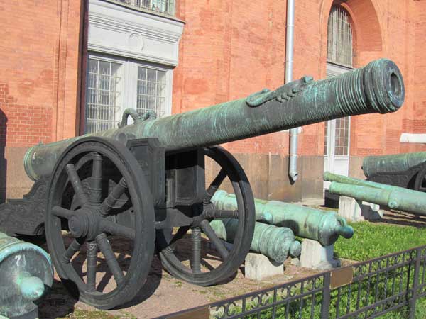 24-фунтовая бронзовая пищаль «Скоропея», вес ствола 3669 кг, калибр 152 мм, отлита в 1590 г, мастер Андрей Чохов.